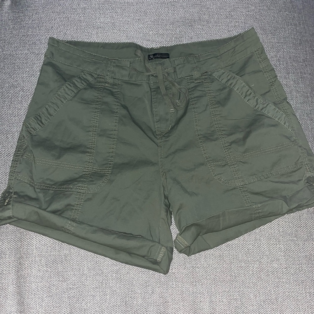 Supplies woman’s cargo shorts.